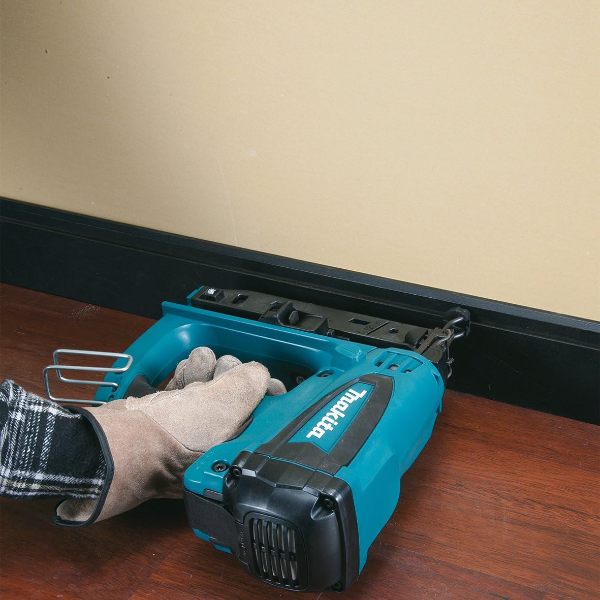 Makita GF600SE 7.2V Li-Ion Second Fix Gas Nailer Complete with 2 x 7.2V Batteries and Charger Supplied in A Carry Case-1