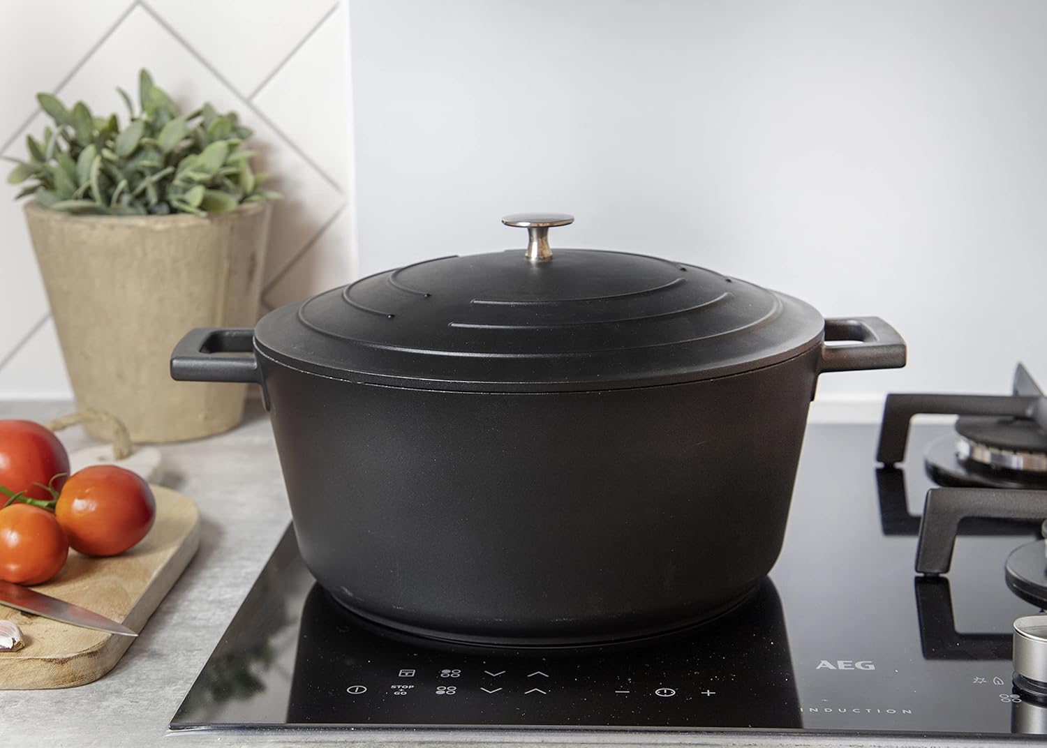 MasterClass Casserole Dish with Lid, Large 5L/28 cm, Lightweight Cast Aluminium, Induction Hob and Oven Safe, Black-13