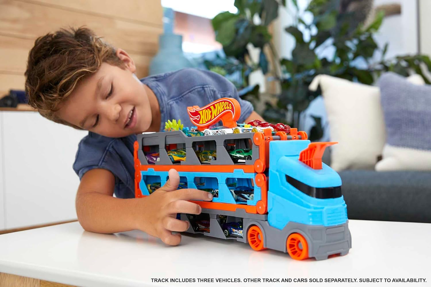 Hot Wheels - Speedway Hauler Storage Carrier with 3 1:64 Scale Cars & Convertible 6-Foot Drag Race Track for Kids 4 to 8 years Old, Stores 20+ Cars & Connects to Other Playsets, HGH33-1