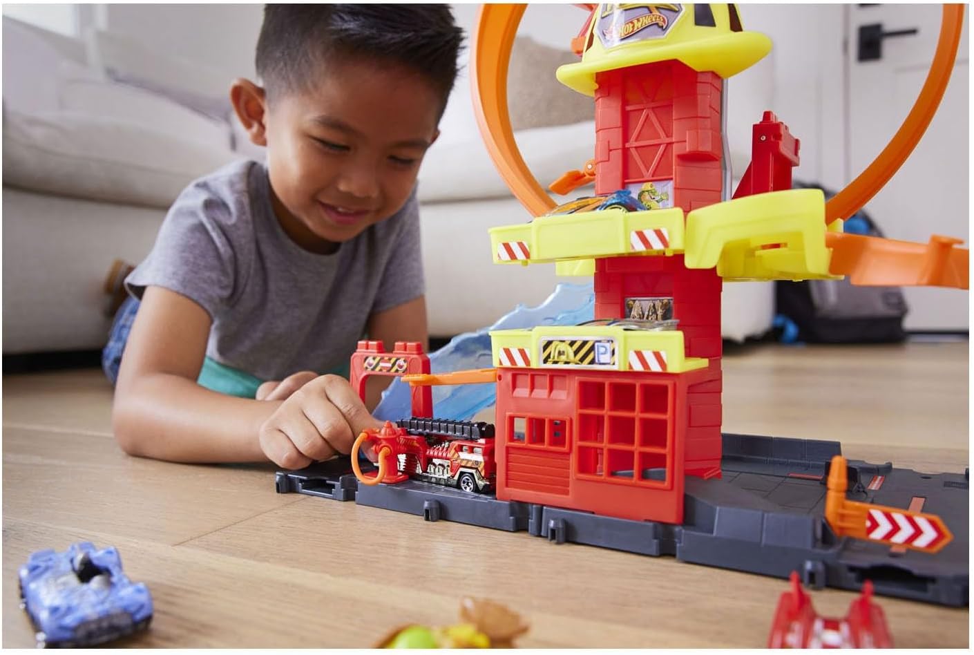 Hot Wheels City with 1 Toy Car, Kid-Powered Elevator, Water-Like Ramp, Track-Play Features, Connects to Other Sets, Fire Station with Super Loop, HKX41-3