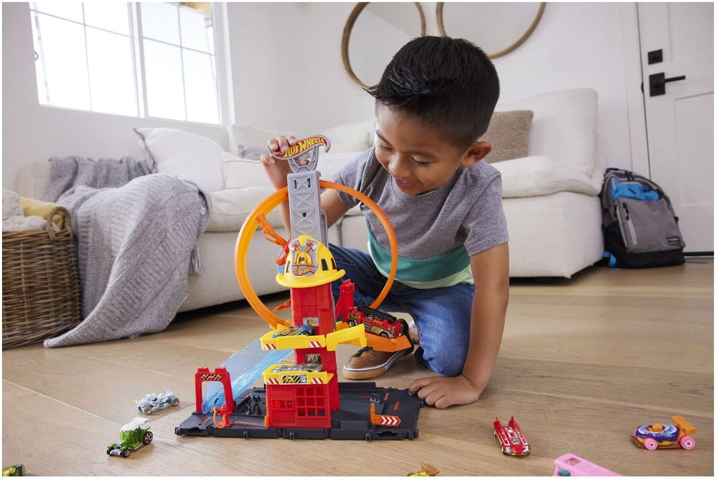 Hot Wheels City with 1 Toy Car, Kid-Powered Elevator, Water-Like Ramp, Track-Play Features, Connects to Other Sets, Fire Station with Super Loop, HKX41-4