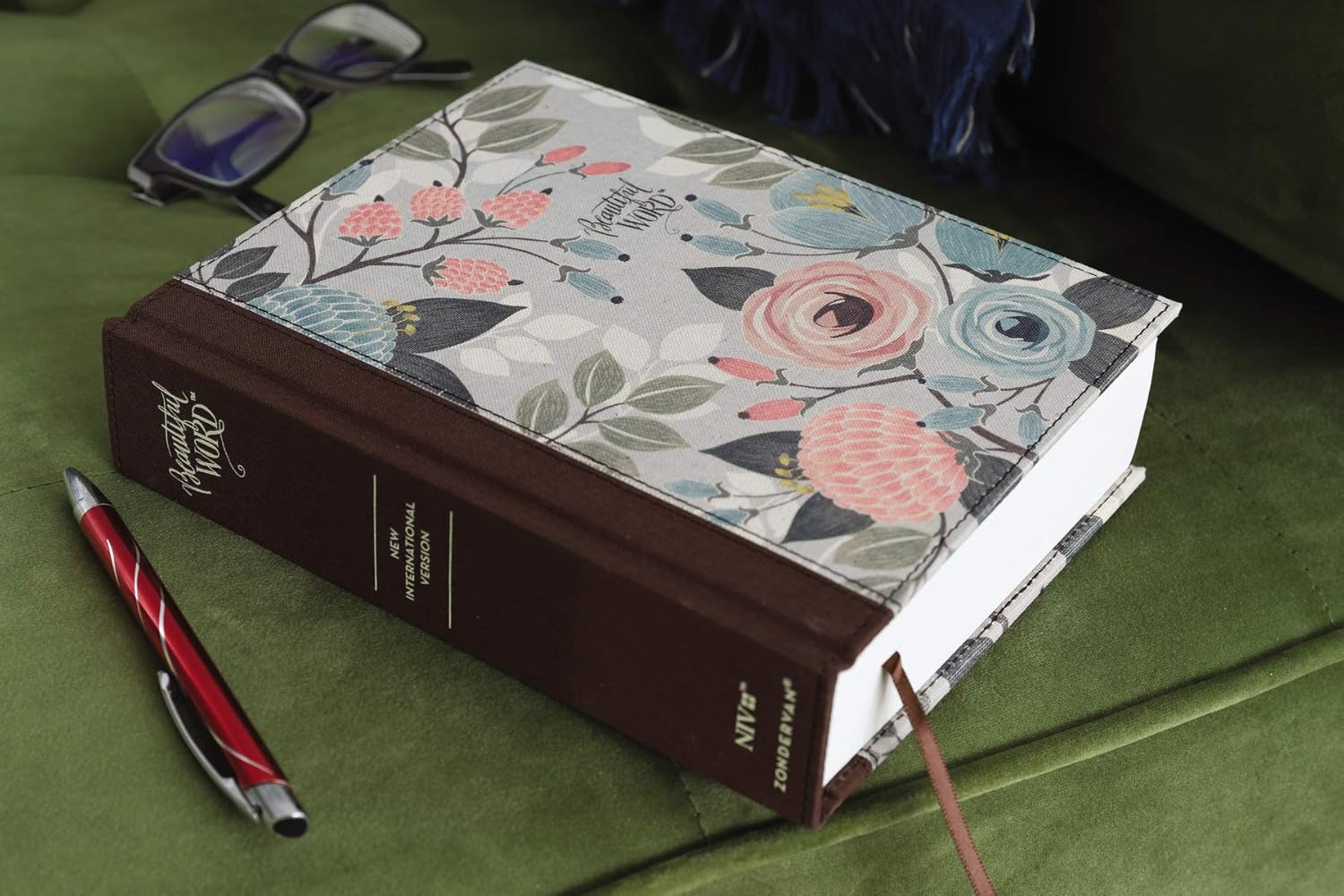 NIV, Beautiful Word Bible, Updated Edition, Peel/Stick Bible Tabs, Cloth over Board, Floral, Red Letter, Comfort Print: 600+ Full-Color Illustrated Verses-1