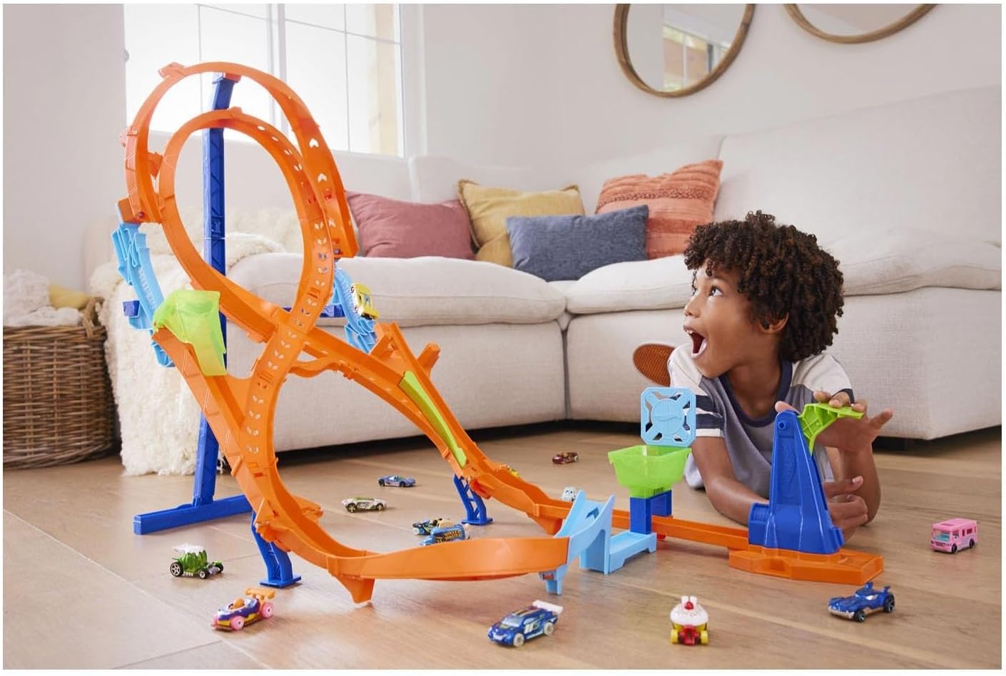 Hot Wheels Toy Car Track Set with Figure-8 Jump & 1:64 Scale Vehicle, 2-ft Tall Track, Connects to Other Sets-5