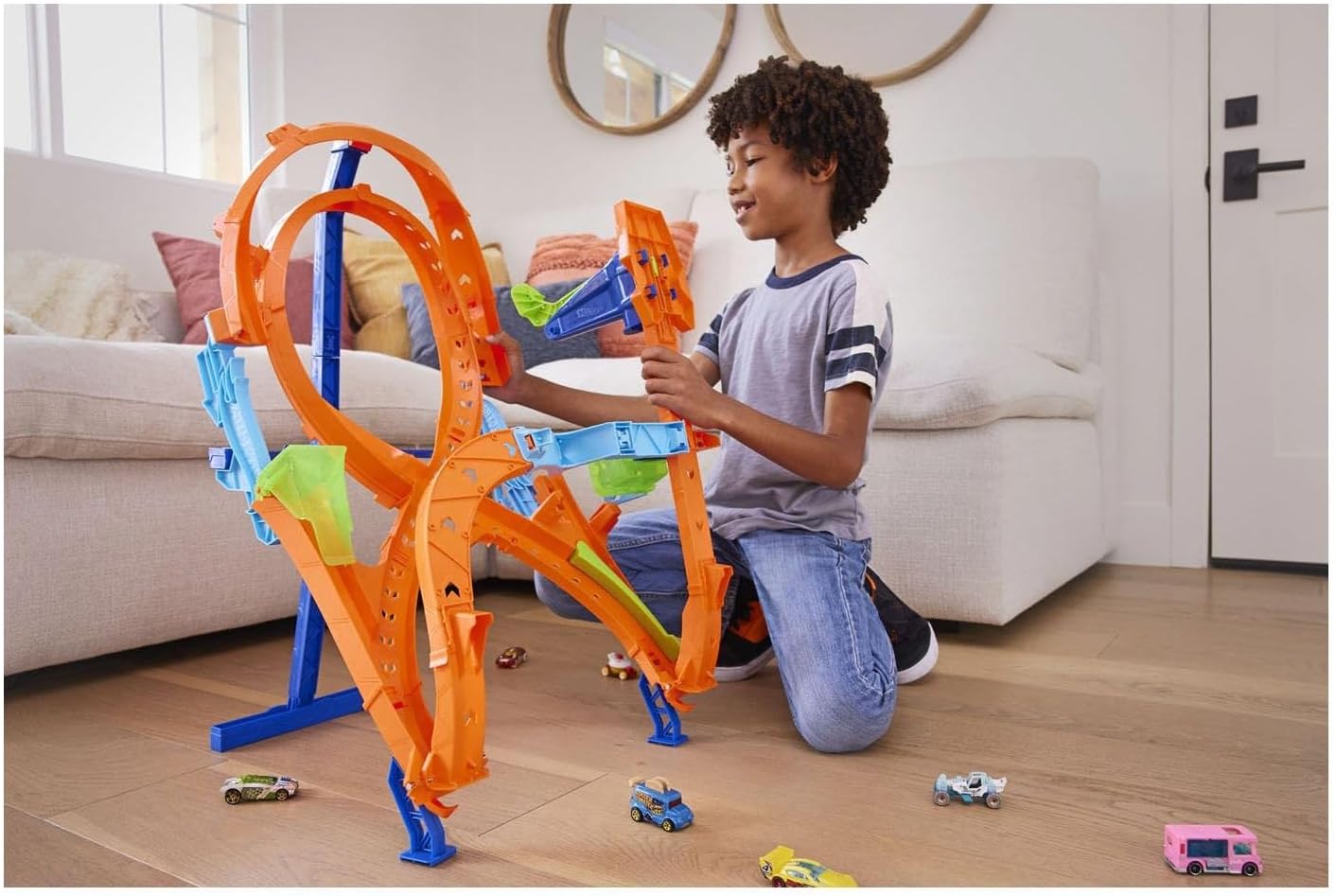 Hot Wheels Toy Car Track Set with Figure-8 Jump & 1:64 Scale Vehicle, 2-ft Tall Track, Connects to Other Sets-7