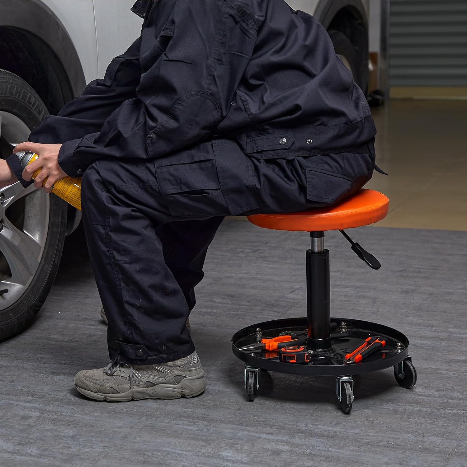 VEVOR Mechanic Stool, 250 LBS Rolling Pneumatic Creeper Garage/Shop Seat, Adjustable Height 16-22 inch in Padded Rolling Workshop Stool with Tool Tray, for Garage, Shop, Auto Repair, Black+Orange-7