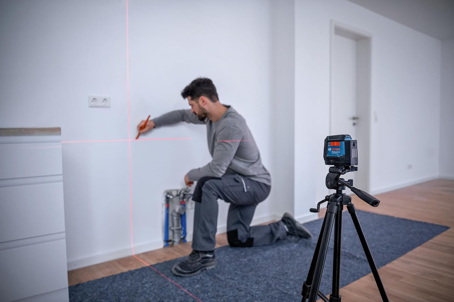 BOSCH GLL50-20 50 Ft Self-Leveling Cross-Line Laser, Includes Integrated Magnetic Mount & 2 AA Batteries-10