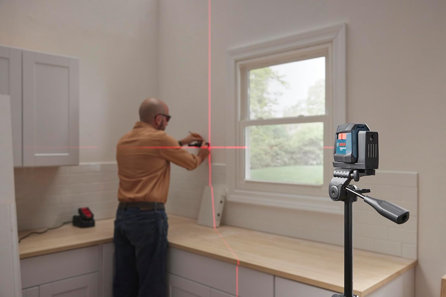 BOSCH GLL50-20 50 Ft Self-Leveling Cross-Line Laser, Includes Integrated Magnetic Mount & 2 AA Batteries-6